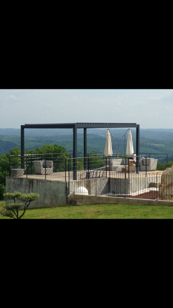 Vente et installation de pergola bioclimatique 4 poteaux à Gourdon (46) dans le Lot 