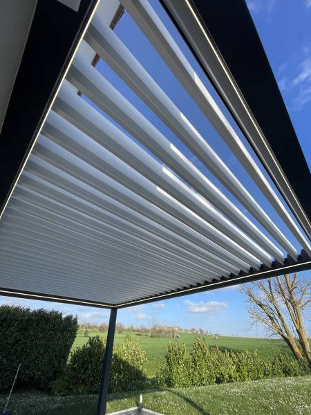 Pose de pergola bioclimatique avec lames blanches et LED à Saint Sozy (46)