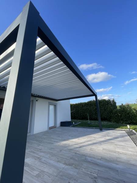 Installation de pergola bioclimatique gris anthracite et lames blanches à Tournefeuille (31) en Haute-Garonne 