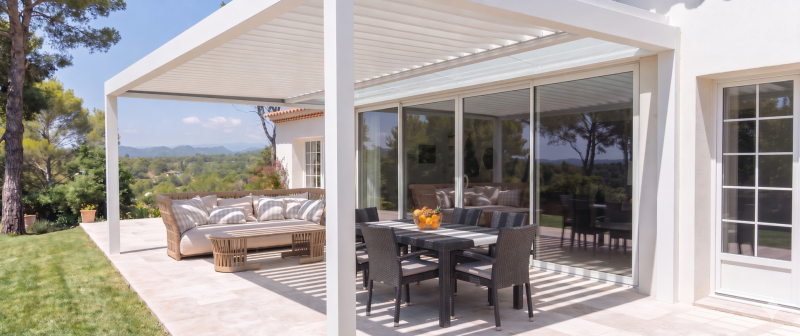 Vente et installation de pergola bioclimatique semi vitrée à Carlux (24) en Dordogne