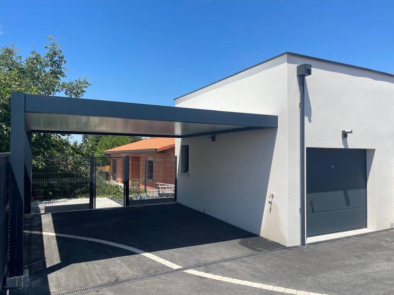 Vente et pose de carport aluminium gris anthracite et panneaux blanc à Toulouse (31) en Haute-Garonne