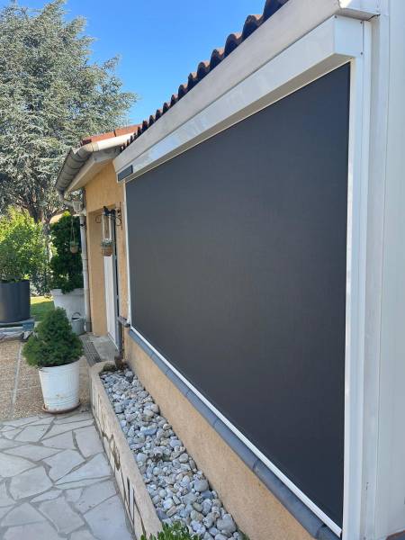 Vente et pose de store extérieur solaire pour fenêtre à Sarlat la Canéda (24) en Dordogne 