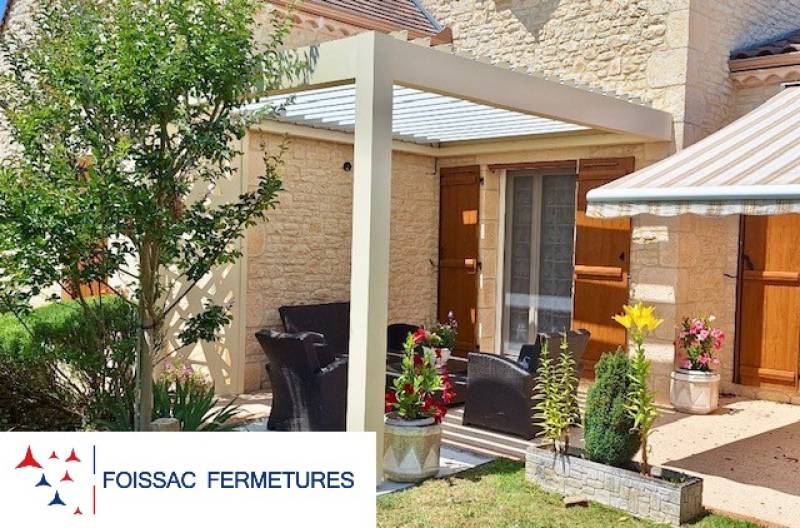 Vente et pose de pergola bioclimatique sur mesure beige 1015 à Sarlat en Dordogne (24)