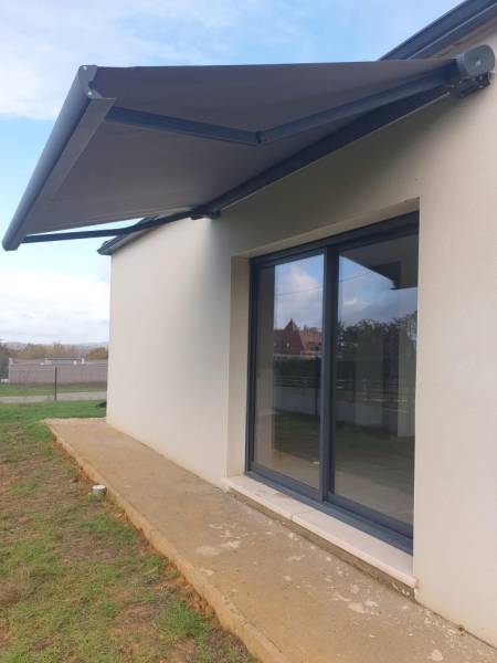 Vente et installation de store banne manuel 4x3 avec coffre intégral à Souillac (46) dans le Lot